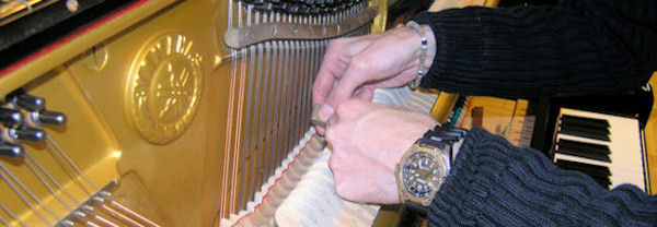 Het afwerken van nieuwe en gebruikte piano's en vleugels