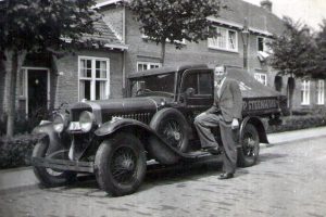 Jaap Plenter met de transportauto +/- 1935