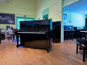 Yamaha U1 H